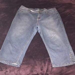 Avenue Medium Wash Denim Capris